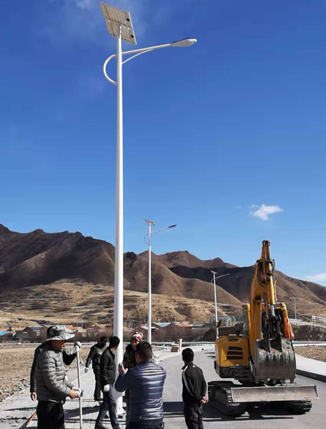 甘南碌曲10米阿拉山口太阳能路灯项目