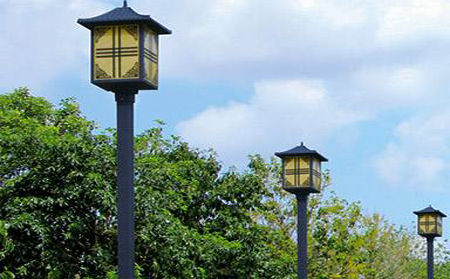 太阳能阿拉山口庭院灯怎么选亮度与续航更耐用